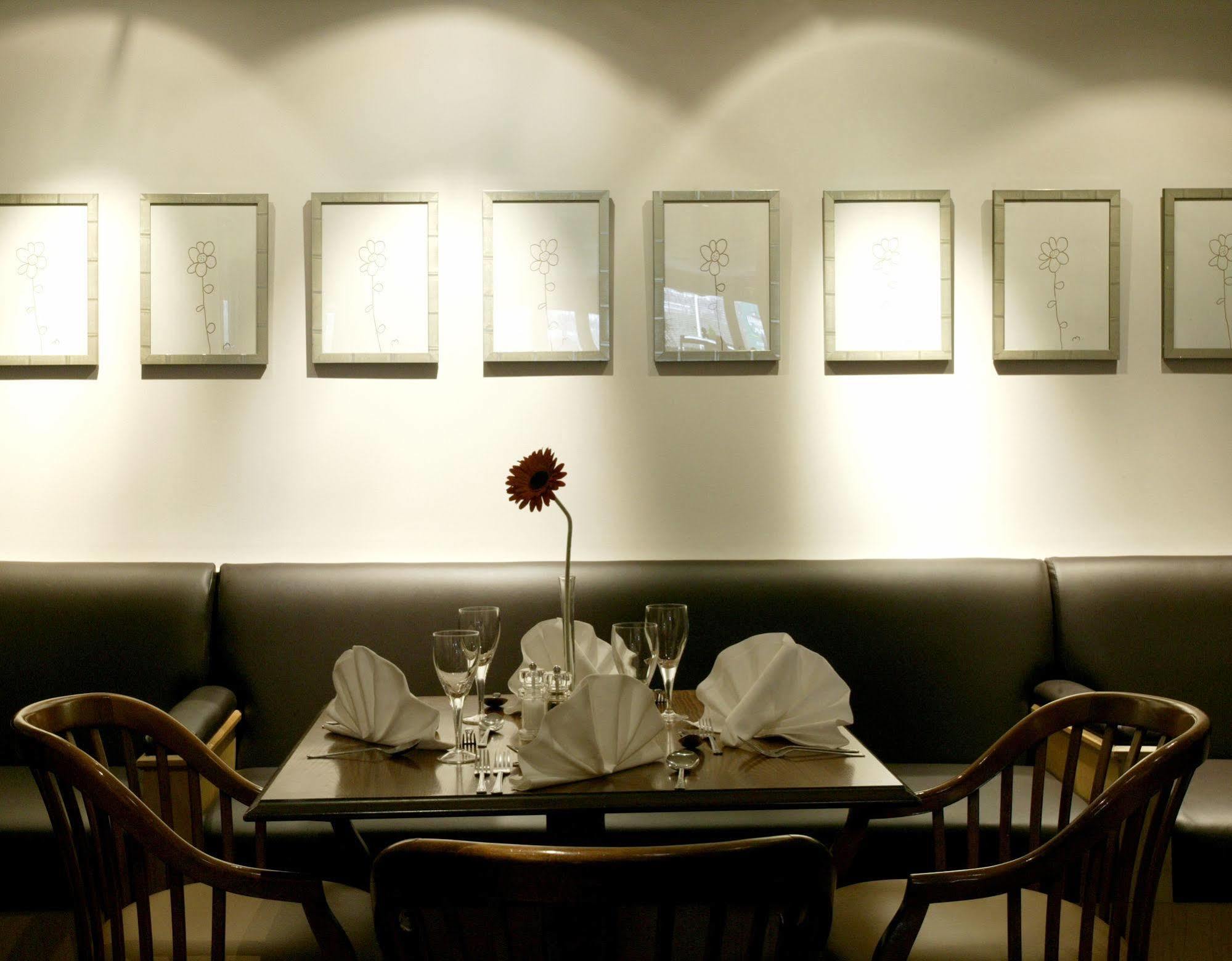 Holiday Inn Leeds-Wakefield M1 Jct40 By Ihg Ресторан фото